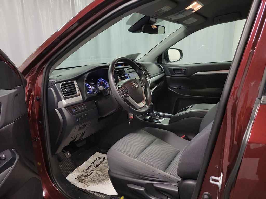 Used 2019 Toyota Highlander LE image 12
