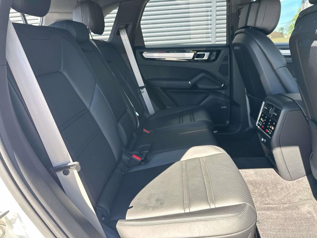 Certified 2023 Porsche Cayenne Platinum Edition image 14