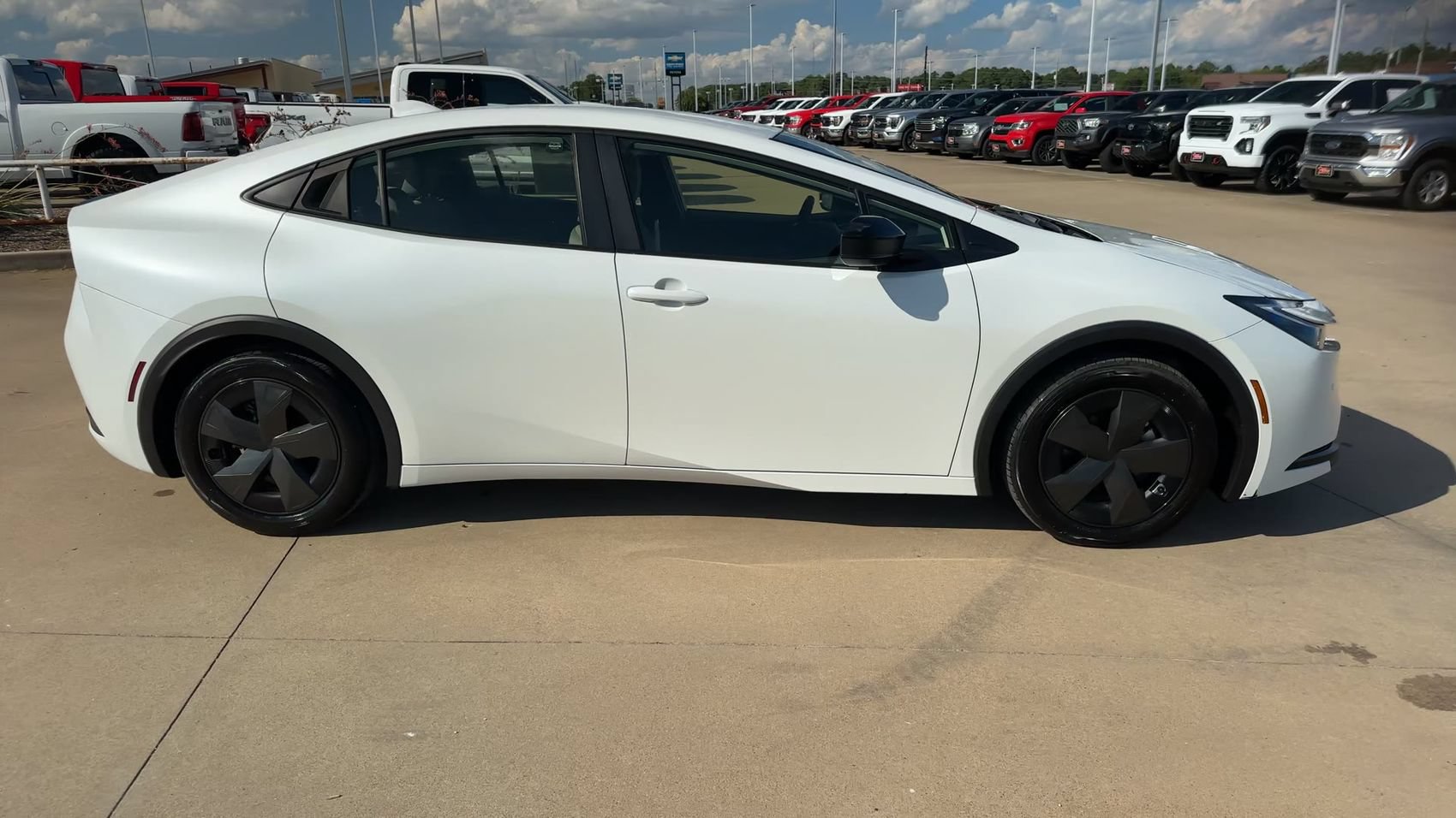 Used 2025 Toyota Prius LE FWD image 2