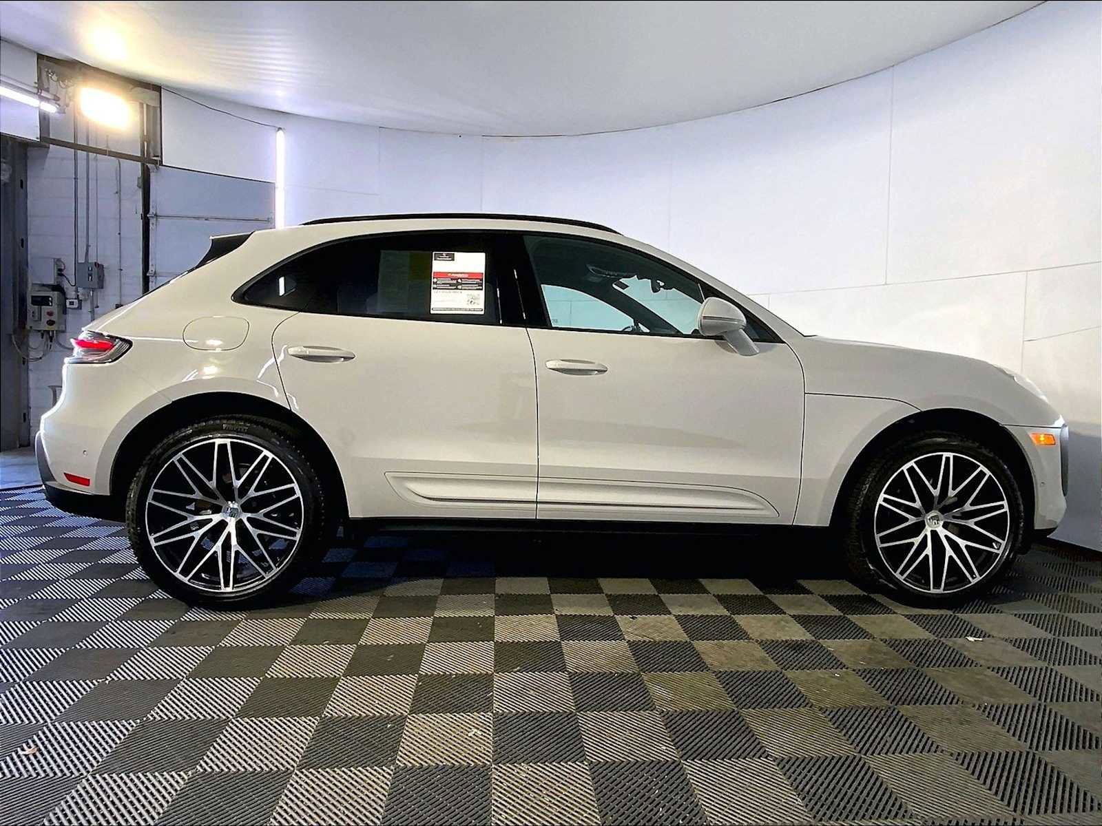 Certified 2023 Porsche Macan AWD/4WD image 8