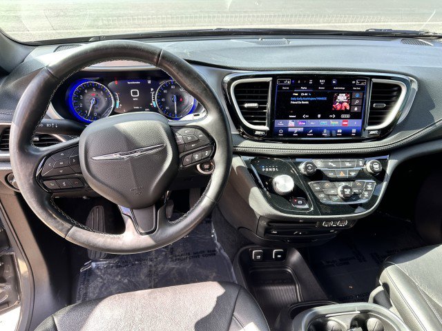 Used 2021 Chrysler Pacifica Touring-L w/ Uconnect Theater Family Group FWD image 12