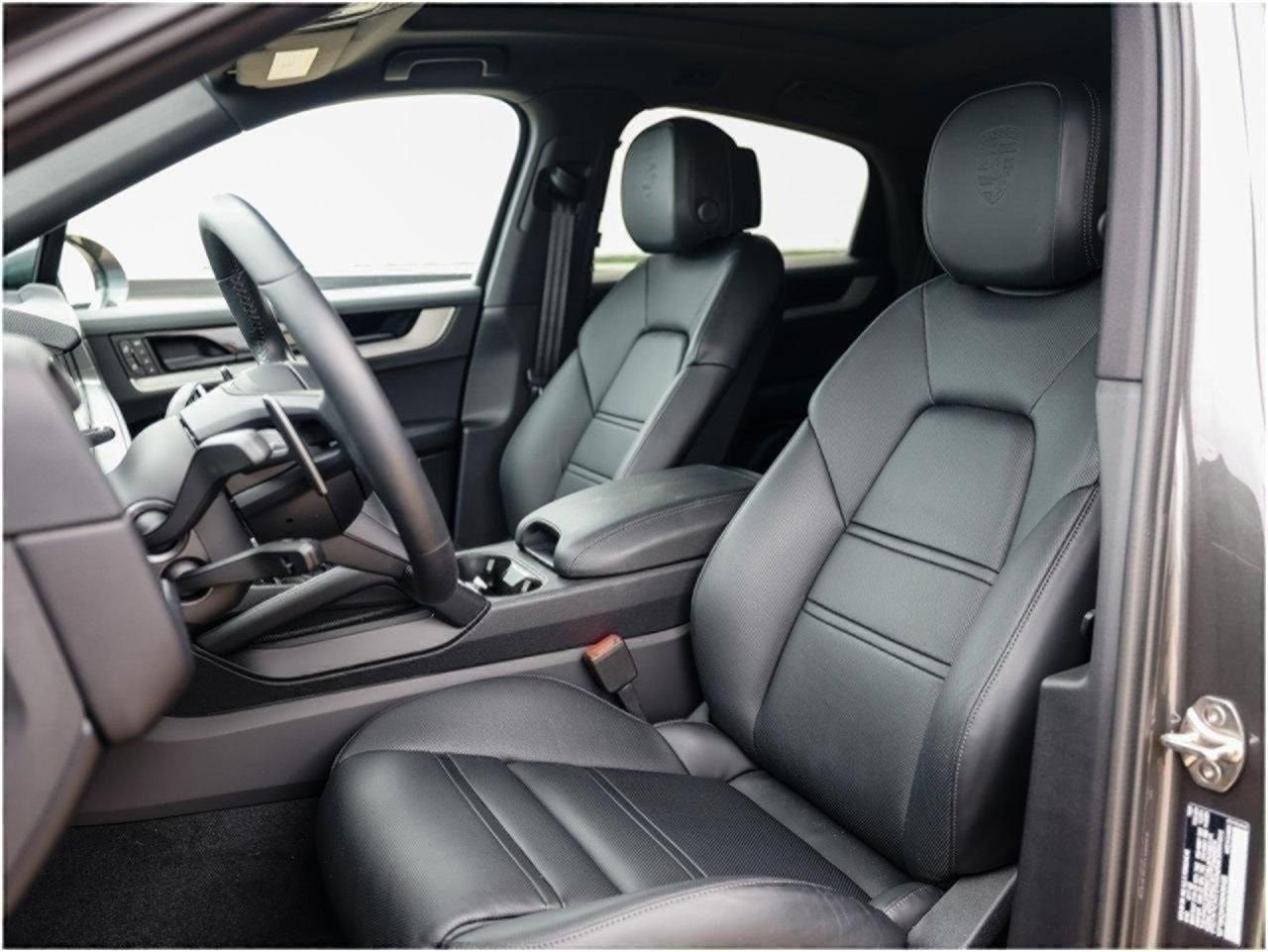 Certified 2025 Porsche Cayenne Coupe image 5