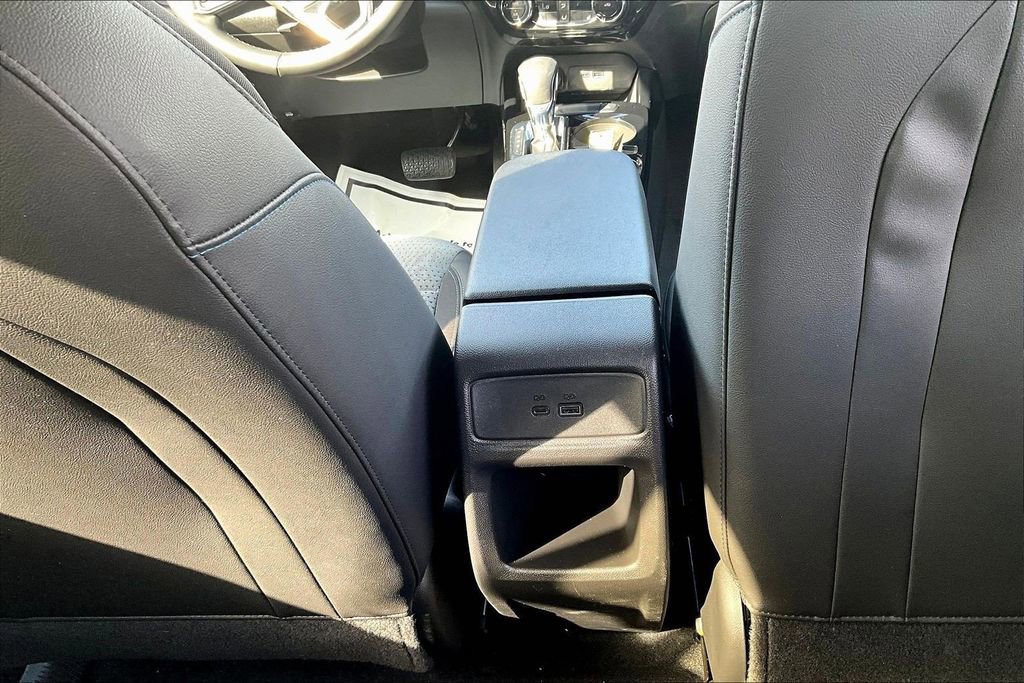 Used 2025 Chevrolet Trax LT w/ Sunroof Package FWD image 7
