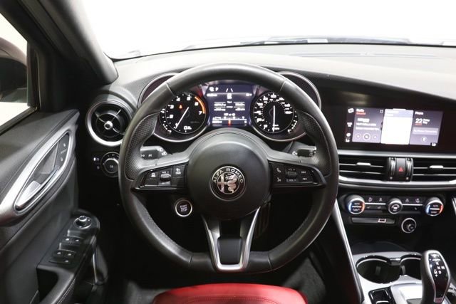 Used 2023 Alfa Romeo Giulia Veloce AWD/4WD image 12