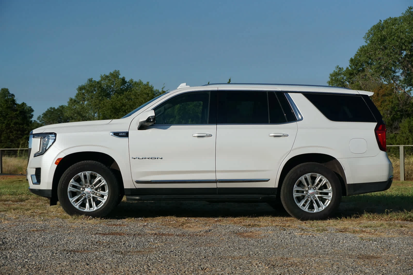 Used 2021 GMC Yukon SLT w/ SLT Premium Package AWD/4WD image 2
