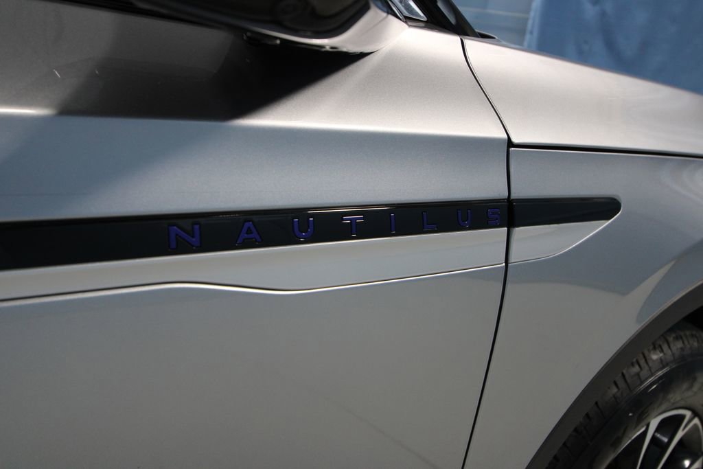 Used 2025 Lincoln Nautilus Premier image 37