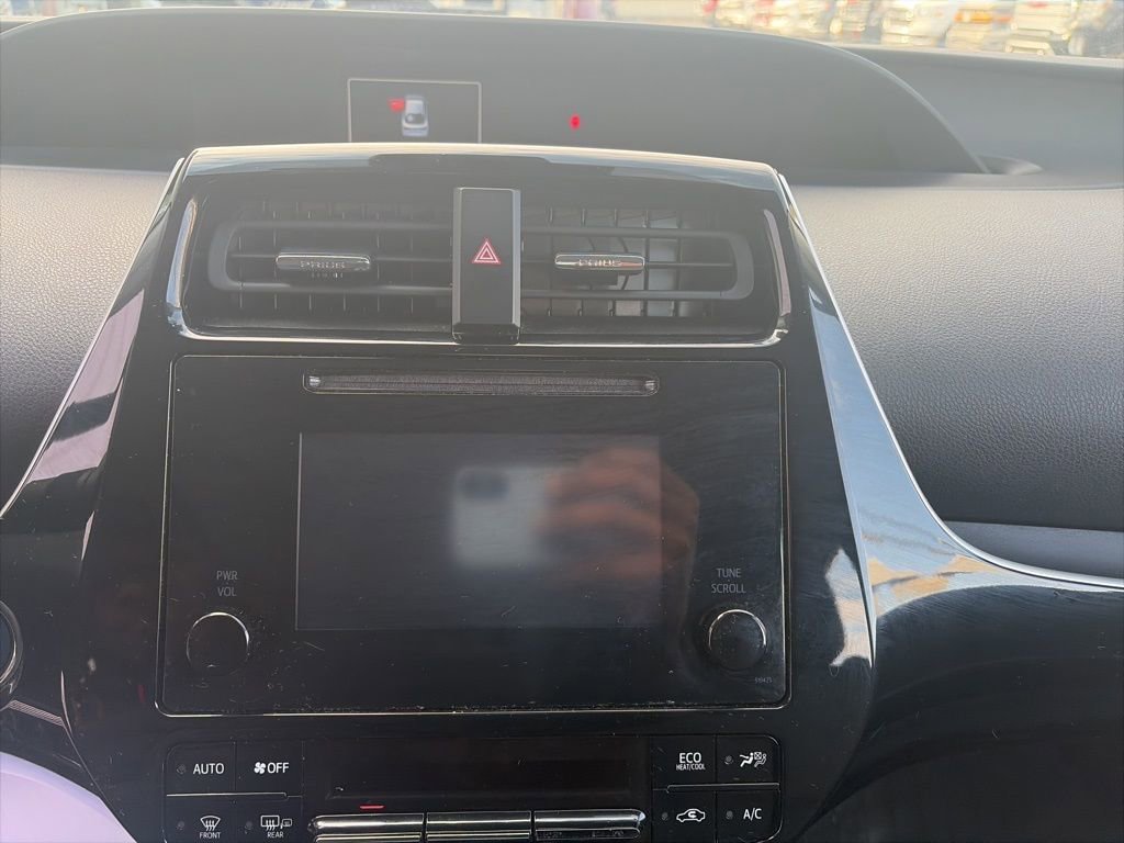 Used 2019 Toyota Prius L Eco image 18