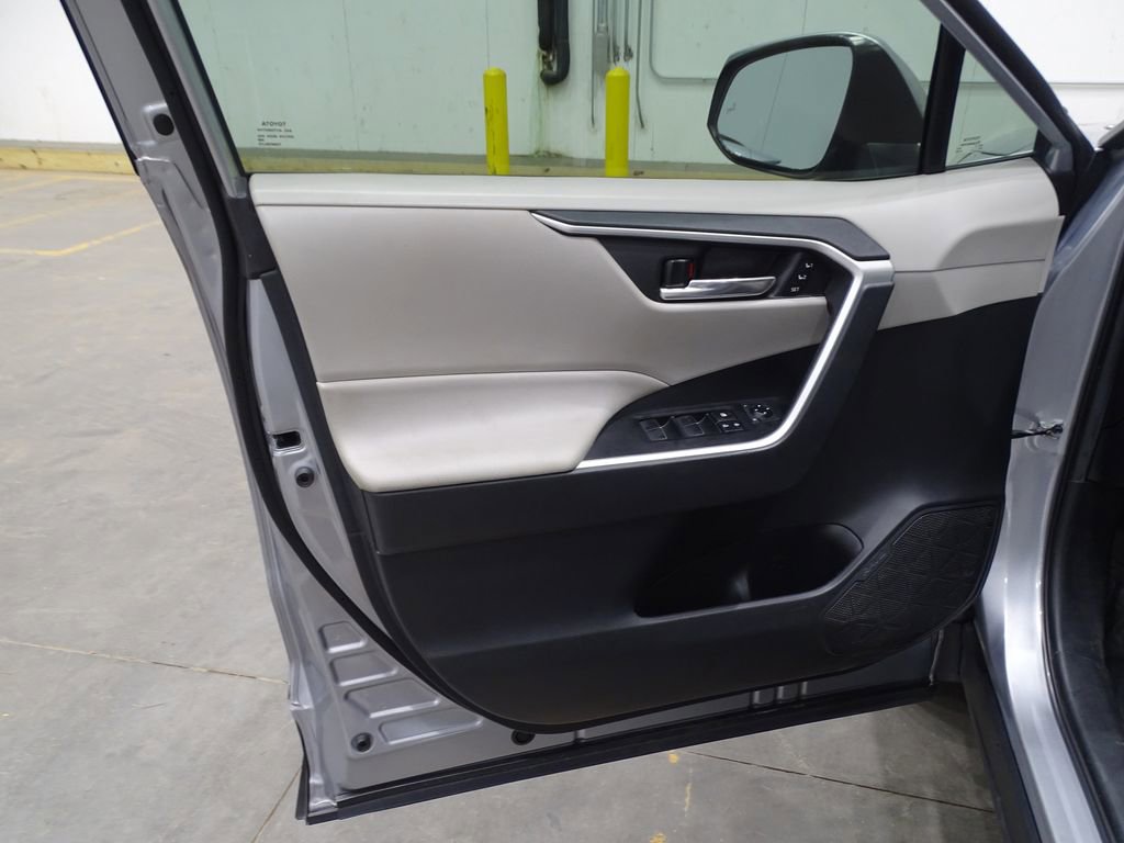 Used 2021 Toyota RAV4 XLE Premium image 16