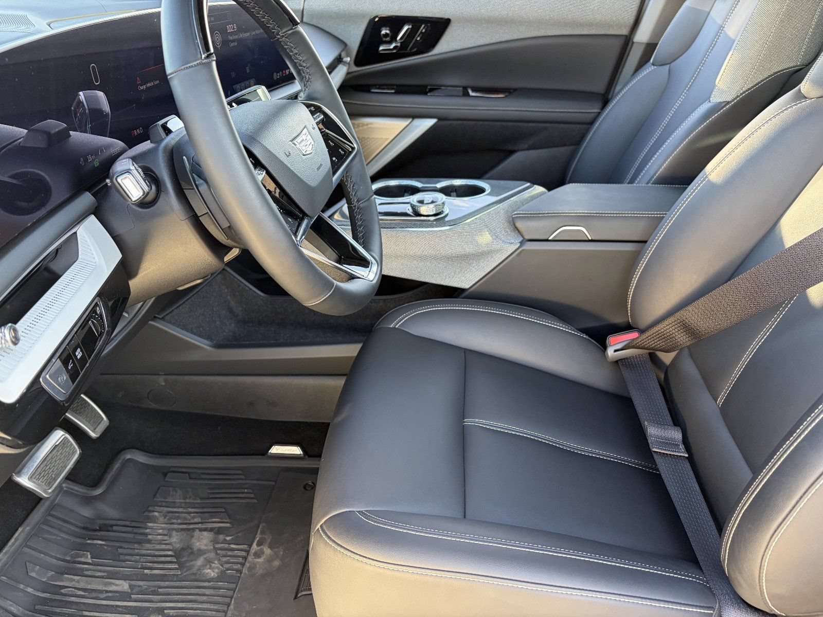 Certified 2025 Cadillac Optiq Sport 1 w/ LPO, ONYX Package AWD/4WD image 20