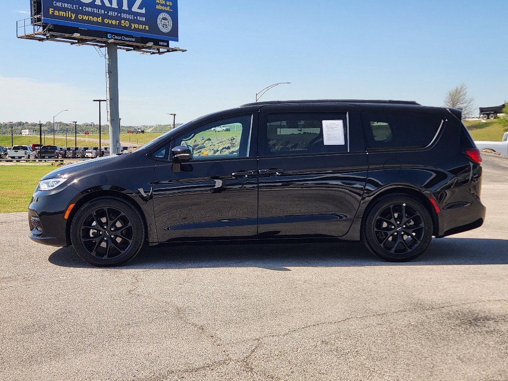 Used 2025 Chrysler Pacifica Limited image 4