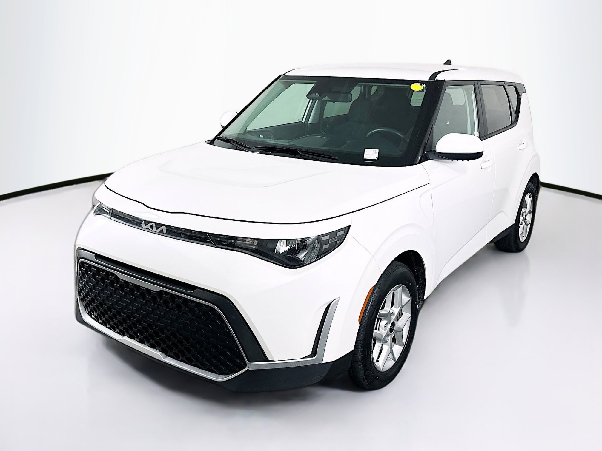 Used 2025 Kia Soul LX w/ LX Technology Package FWD image 3