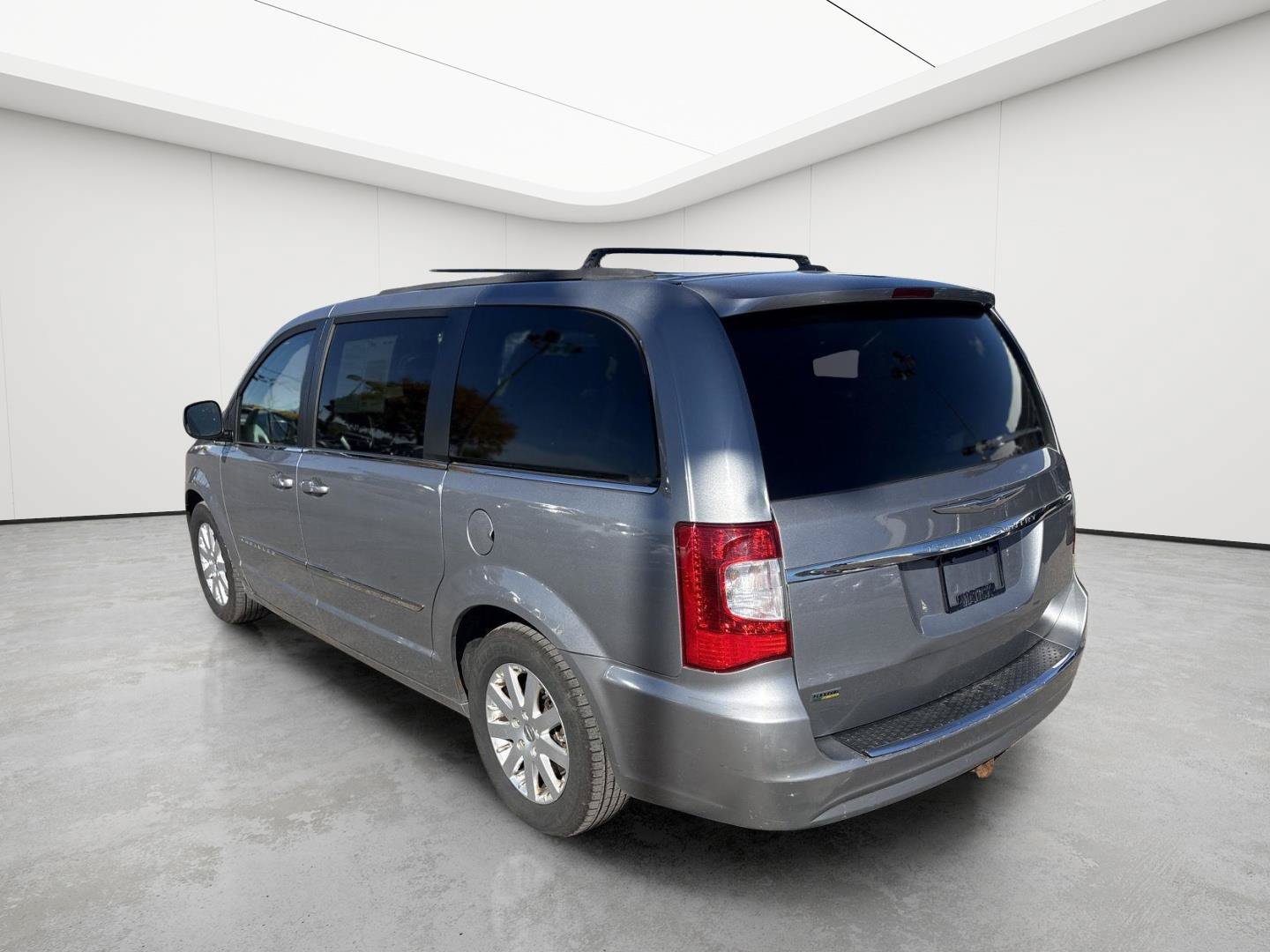 Used 2015 Chrysler Town & Country Touring FWD image 7