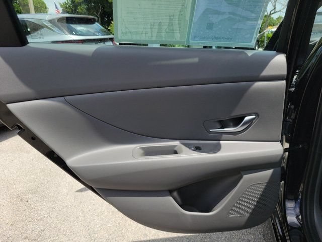 Certified 2025 Hyundai Elantra SE FWD image 11