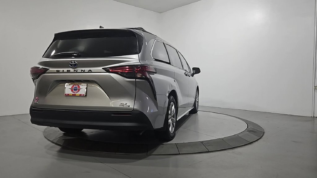 Used 2022 Toyota Sienna XLE w/ XLE Plus Package AWD/4WD image 5