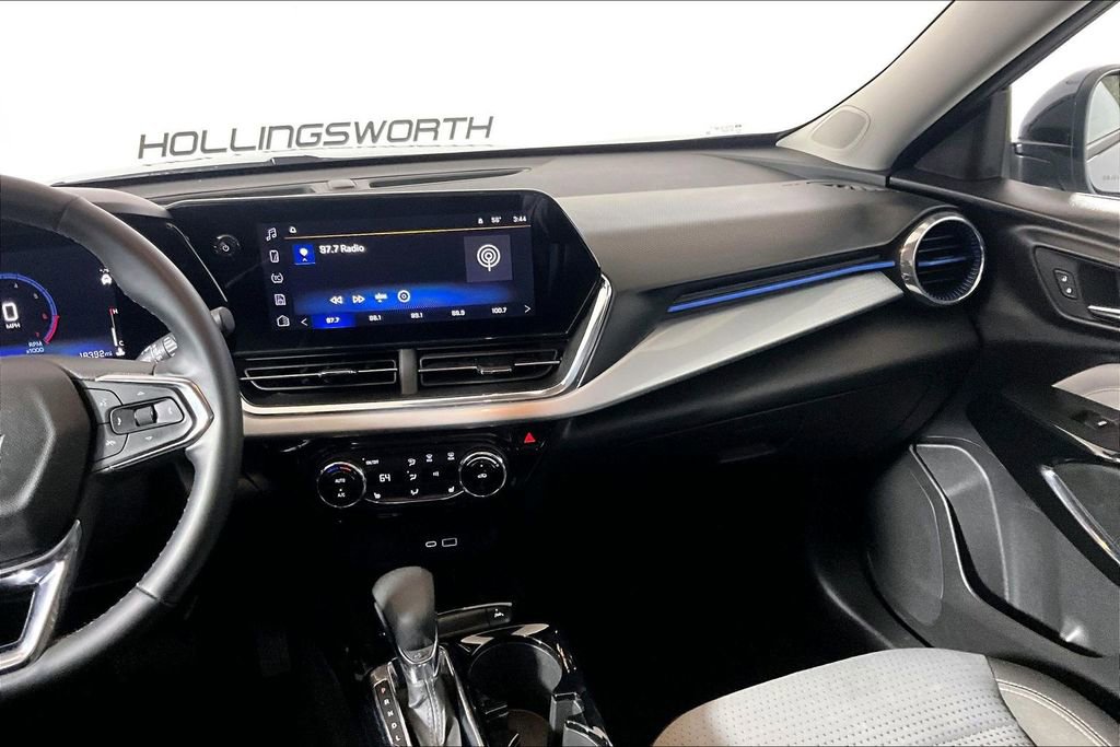 Used 2025 Chevrolet Trax LT w/ LT Convenience Package image 5