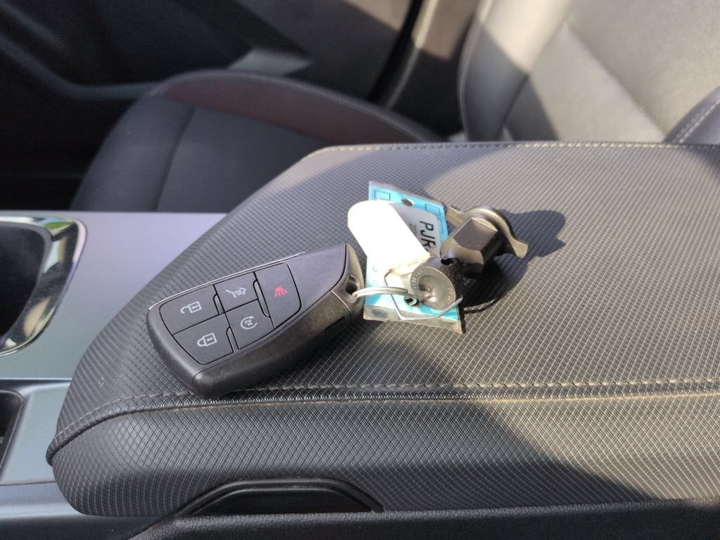 Used 2024 Chevrolet Equinox EV RS FWD image 32