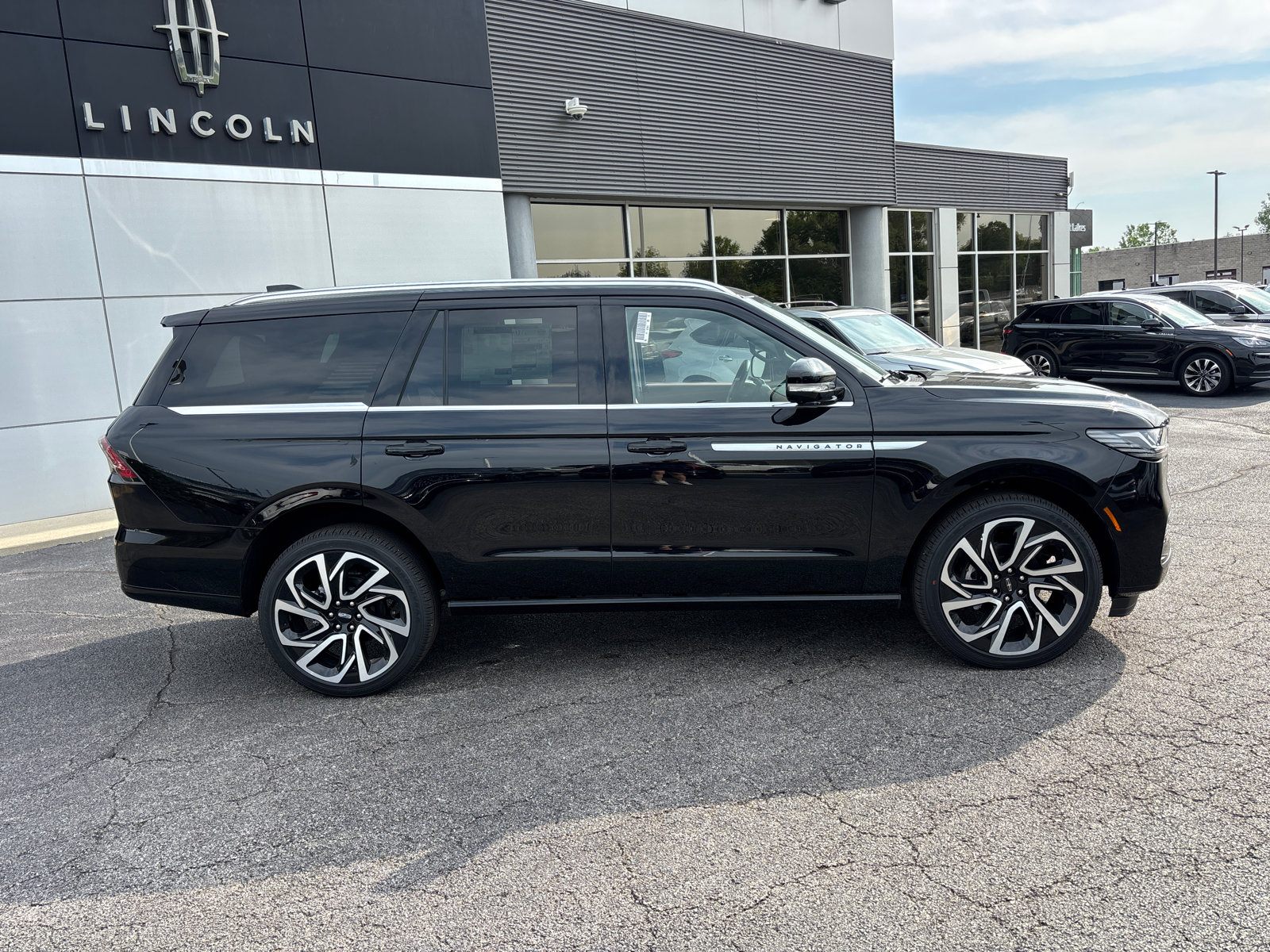New 2026 Lincoln Navigator Reserve AWD/4WD image 8