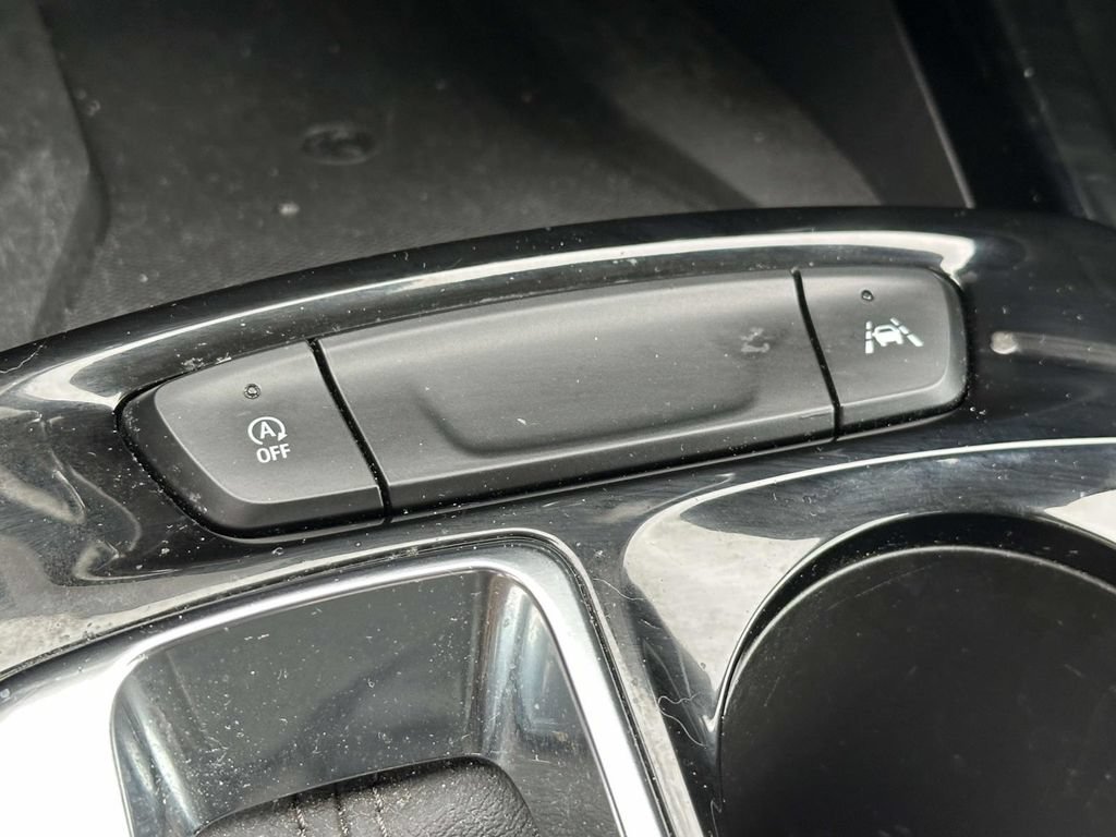 Used 2024 Chevrolet Trax LT w/ Sunroof Package FWD image 28