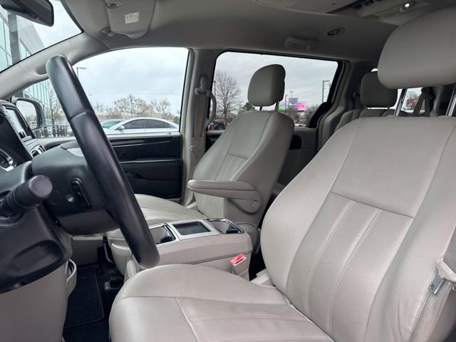 Used 2015 Chrysler Town & Country Touring image 12