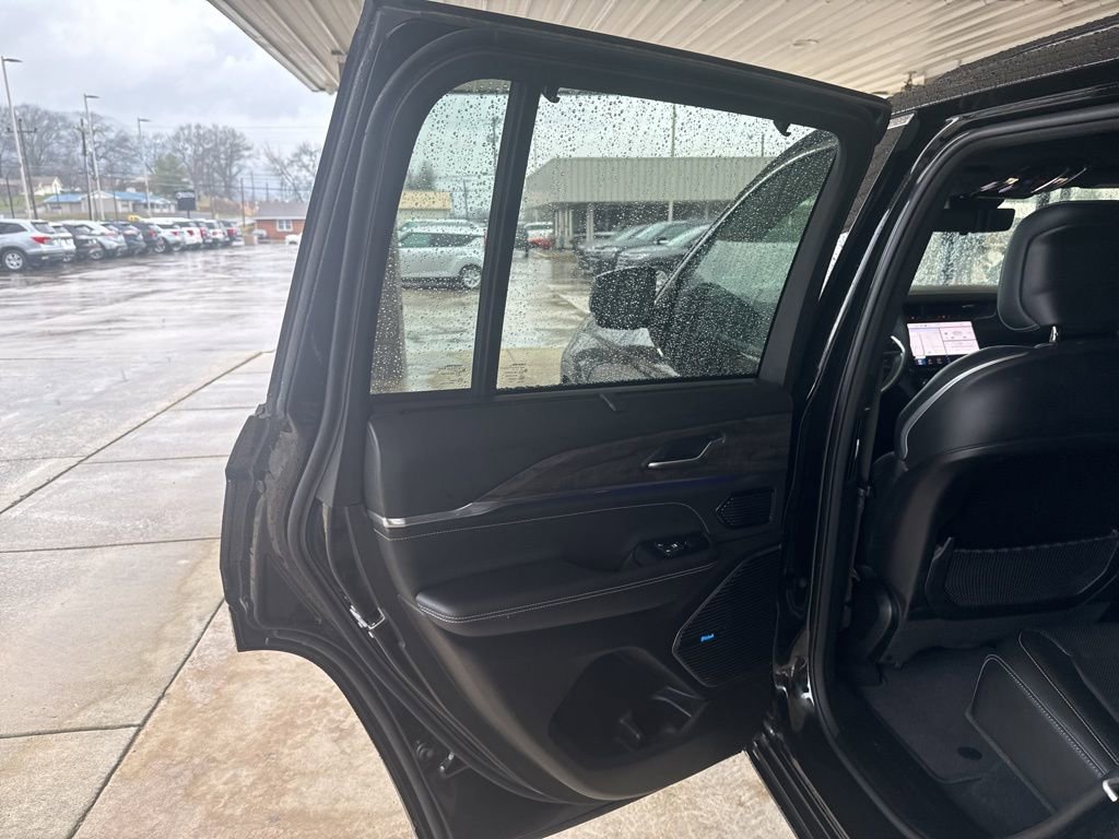 Used 2022 Jeep Grand Cherokee Overland w/ Luxury Tech Group IV AWD/4WD image 20