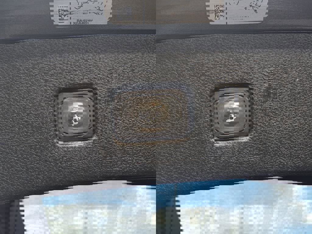 Used 2018 Ford Edge Titanium w/ Ford Safe & Smart Package image 11