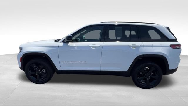 Used 2025 Jeep Grand Cherokee Altitude AWD/4WD image 3