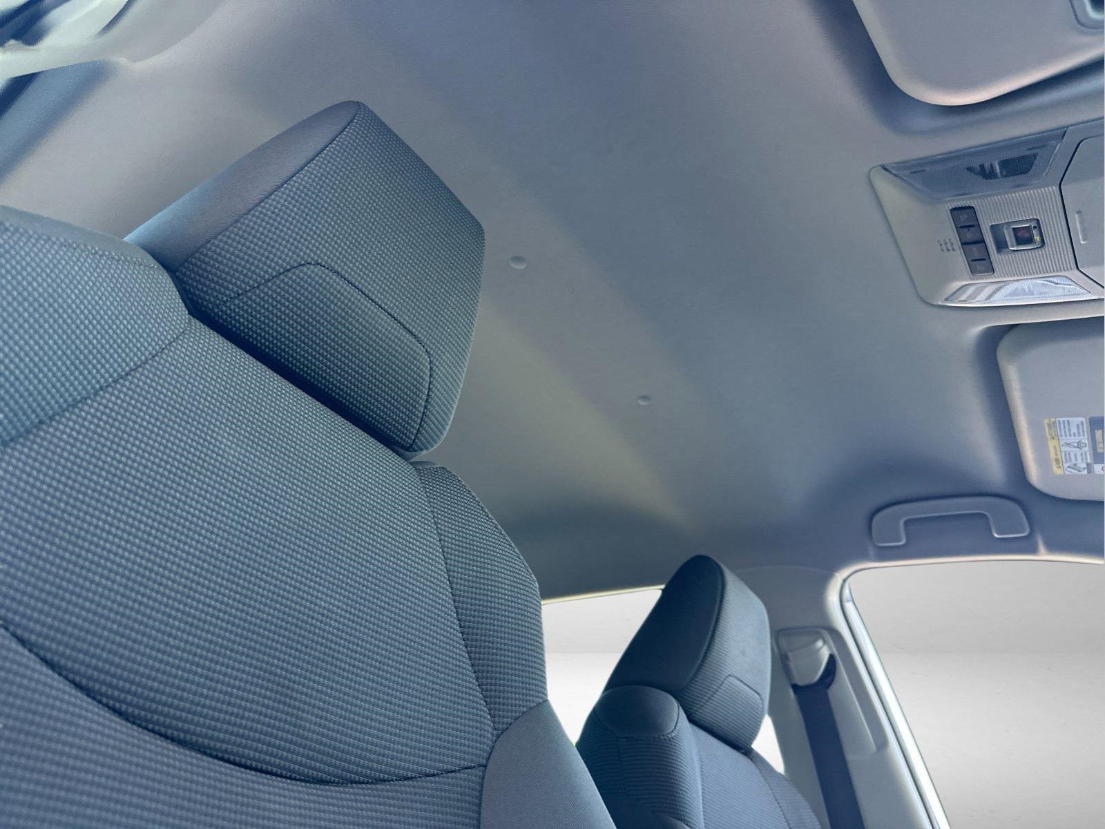 Used 2022 Toyota RAV4 LE image 17