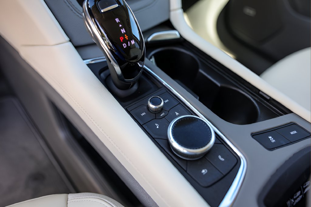 Certified 2025 Cadillac XT6 Premium Luxury FWD image 21