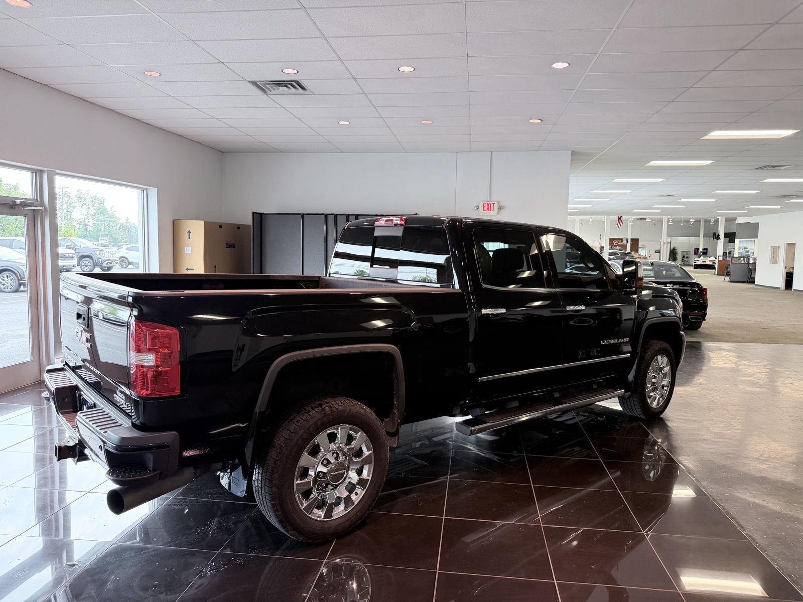Used 2018 GMC Sierra 2500 Denali w/ Duramax Plus Package AWD/4WD image 10
