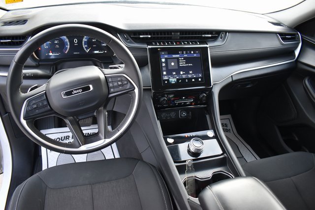 Used 2023 Jeep Grand Cherokee Laredo image 17