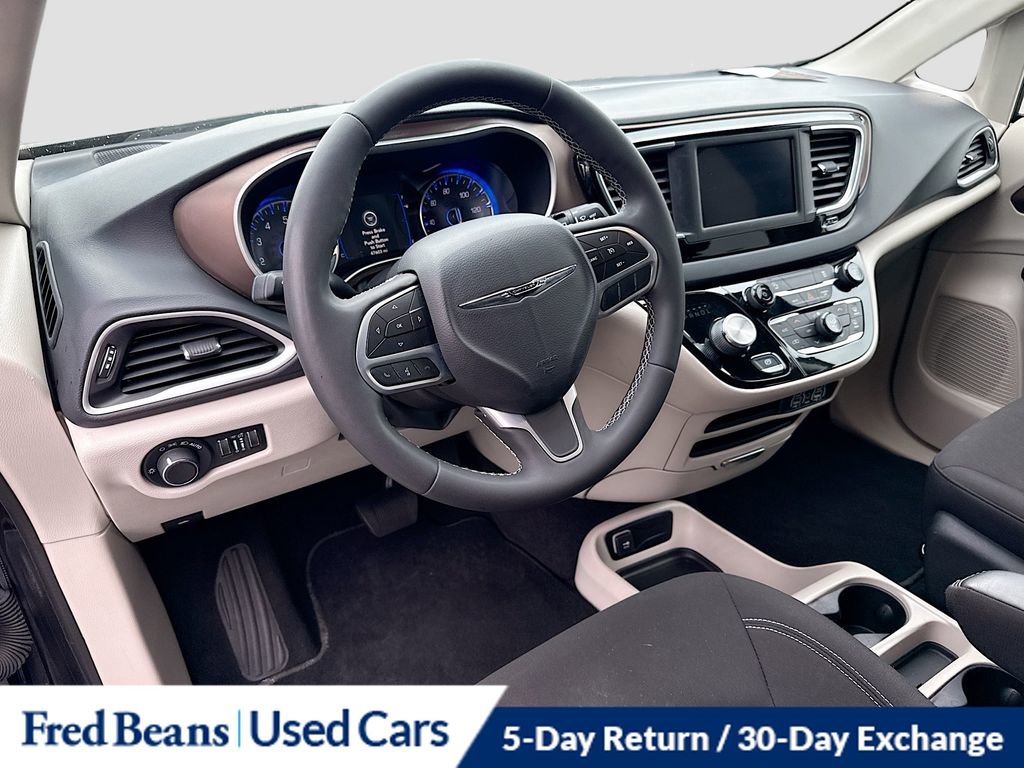 Used 2022 Chrysler Voyager LX image 11