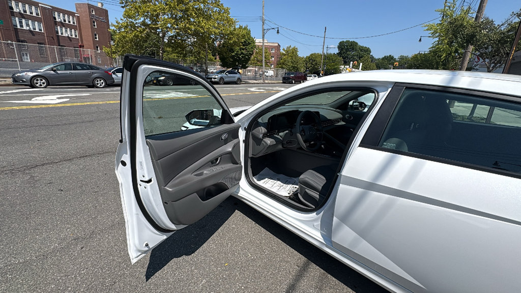 Used 2024 Hyundai Elantra SE FWD image 10