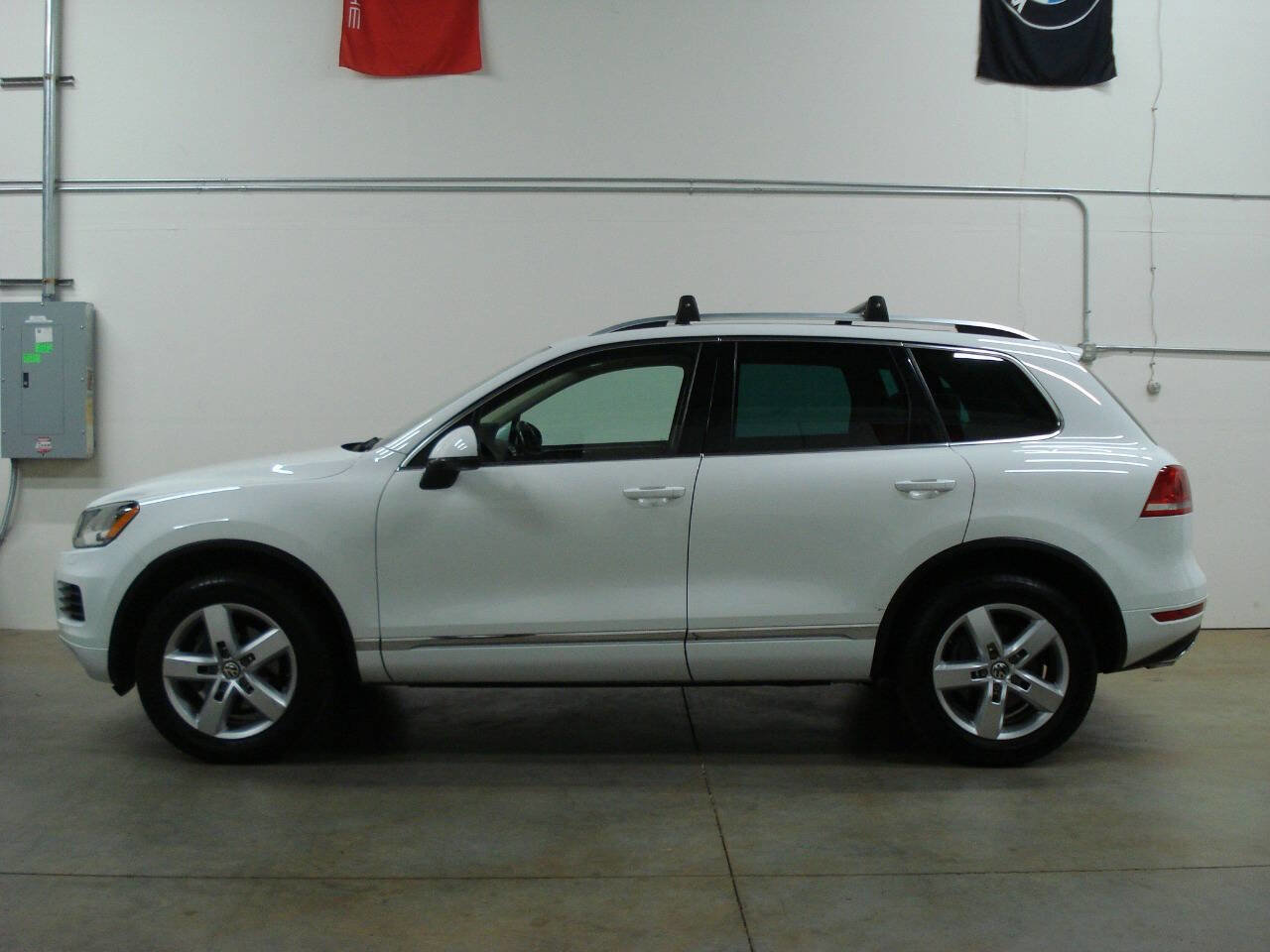 Used 2013 Volkswagen Touareg Sport image 1