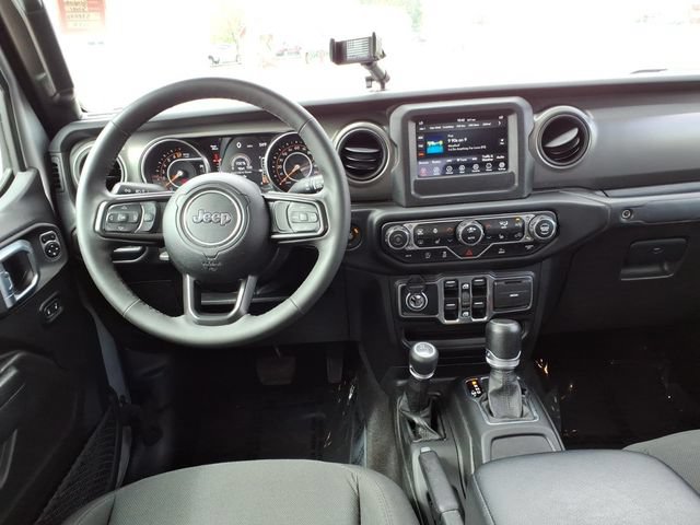 Used 2023 Jeep Gladiator Overland AWD/4WD image 17