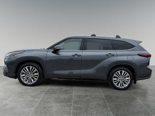 Used 2025 Toyota Highlander Platinum image 2