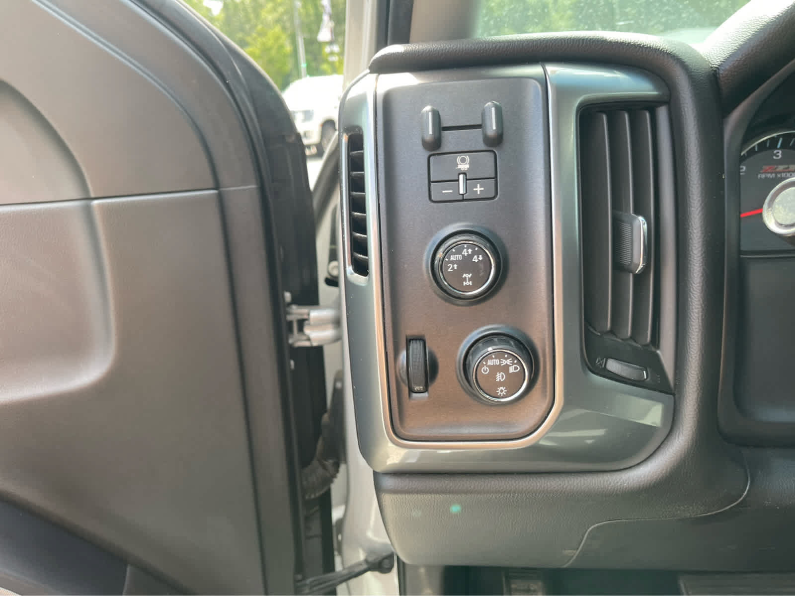 Used 2014 Chevrolet Silverado 1500 LT w/ LT Convenience Package AWD/4WD image 14