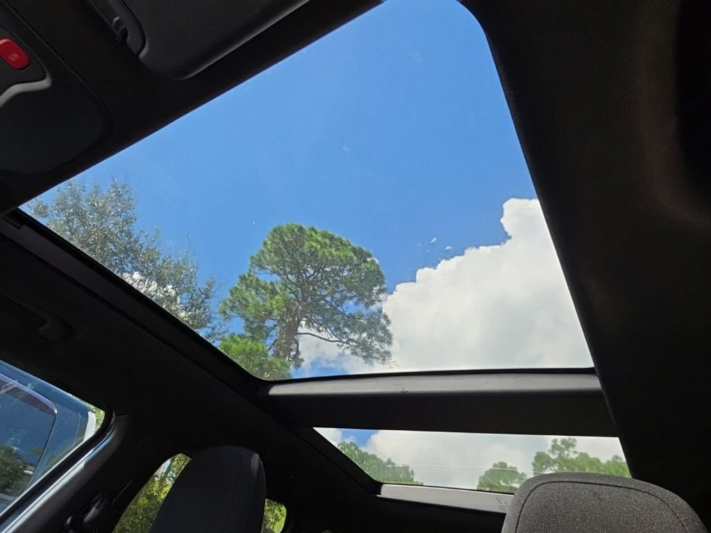 Used 2021 Jeep Renegade Latitude w/ Sun & Sound Group AWD/4WD image 9