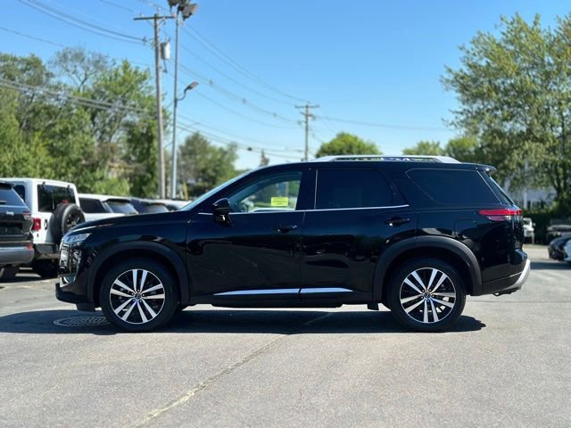Used 2024 Nissan Pathfinder Platinum AWD/4WD image 2