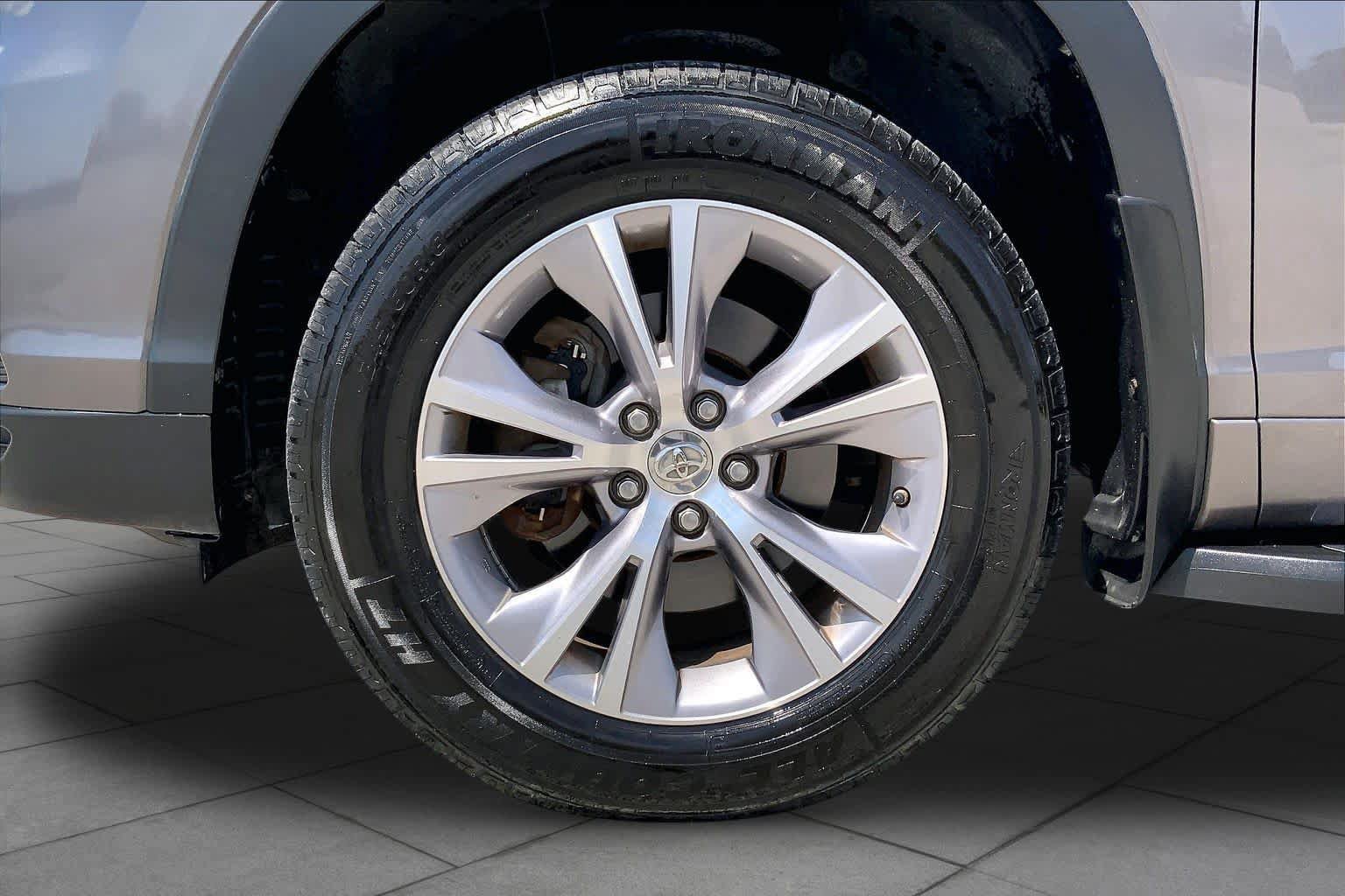 Used 2015 Toyota Highlander XLE FWD image 11