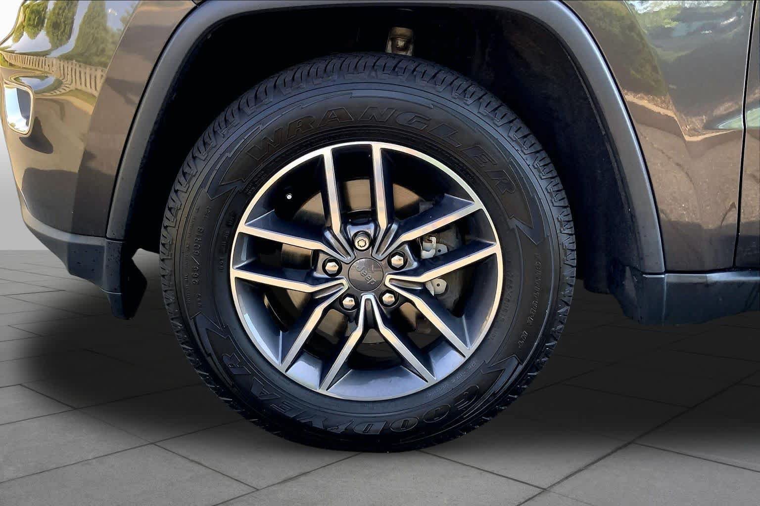 Used 2019 Jeep Grand Cherokee Limited AWD/4WD image 11