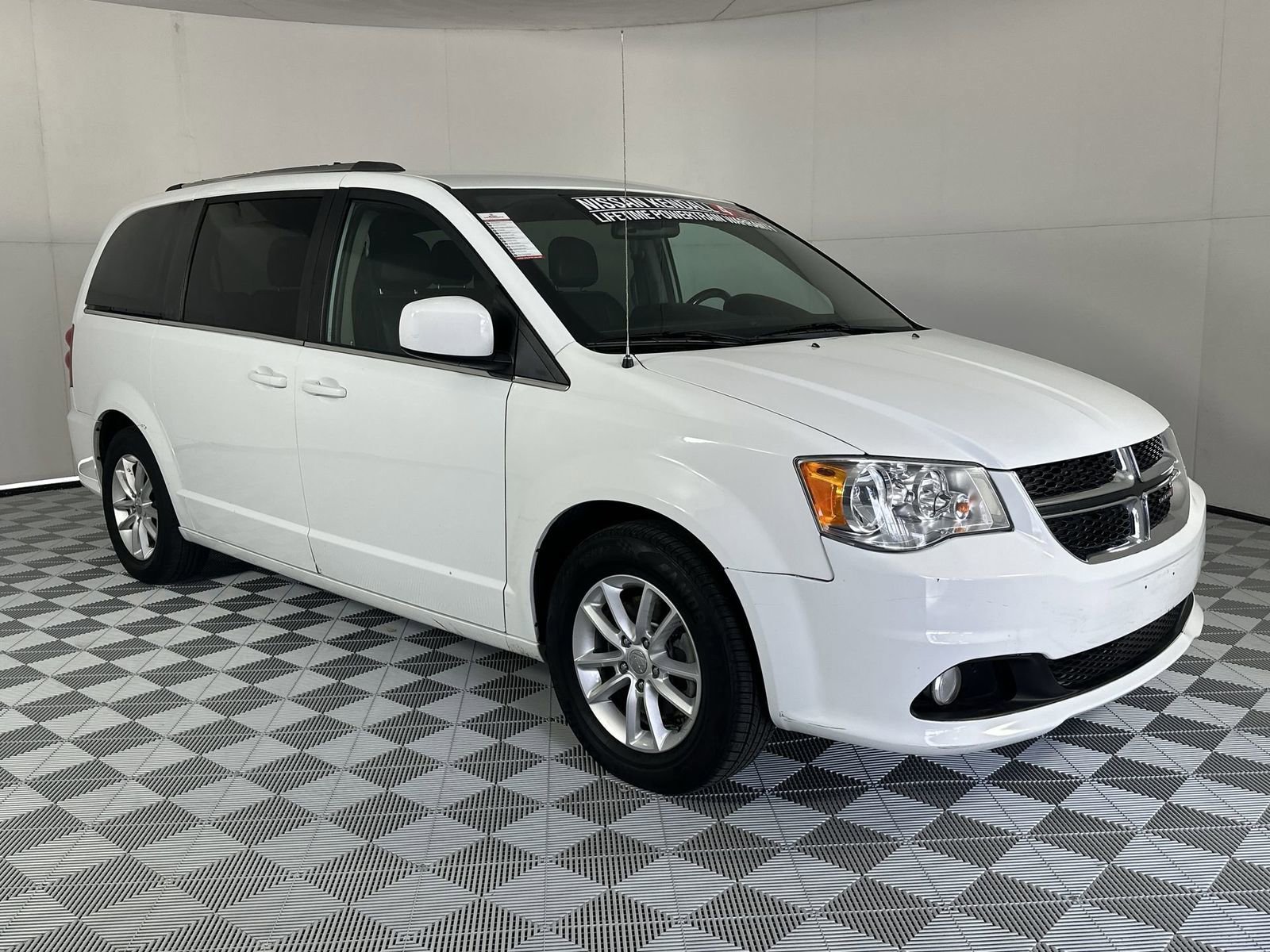Used 2019 Dodge Grand Caravan SXT w/ Rear Park Assist Package FWD image 2