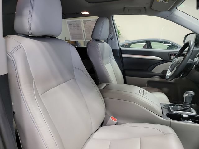 Used 2019 Toyota Highlander XLE AWD/4WD image 15