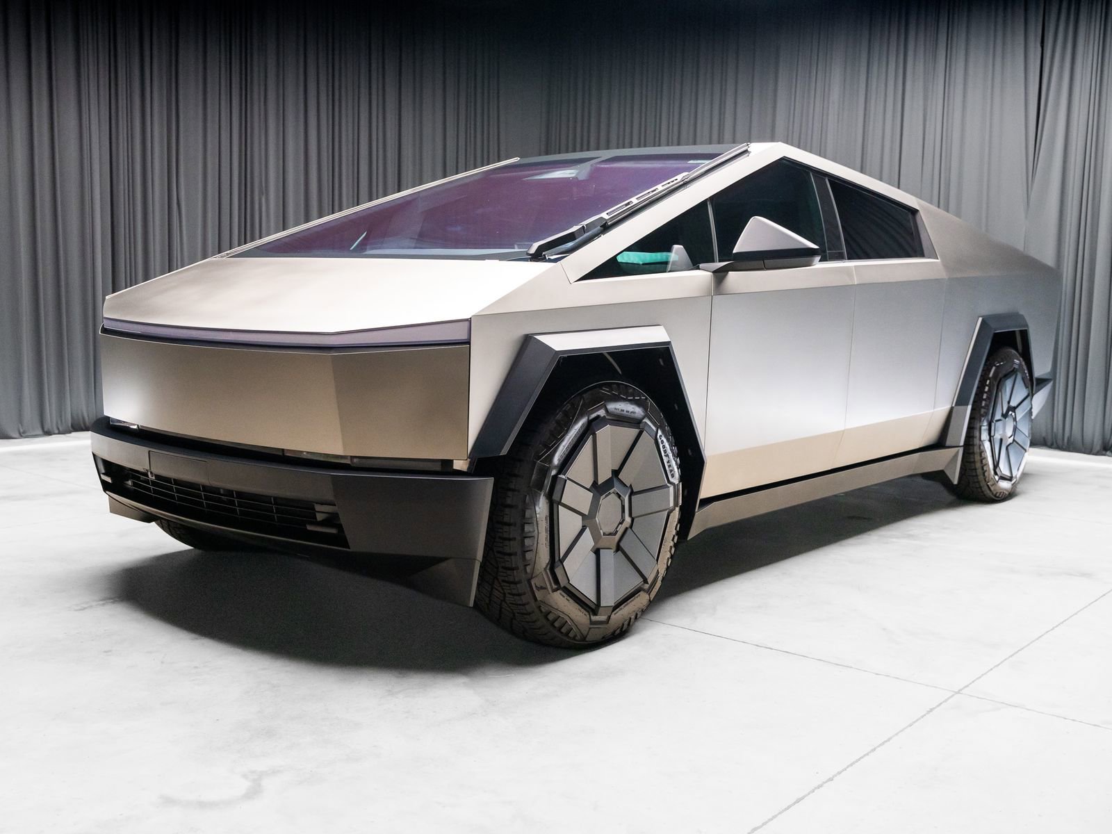 Used 2024 Tesla Cybertruck AWD Crew Cab image 18