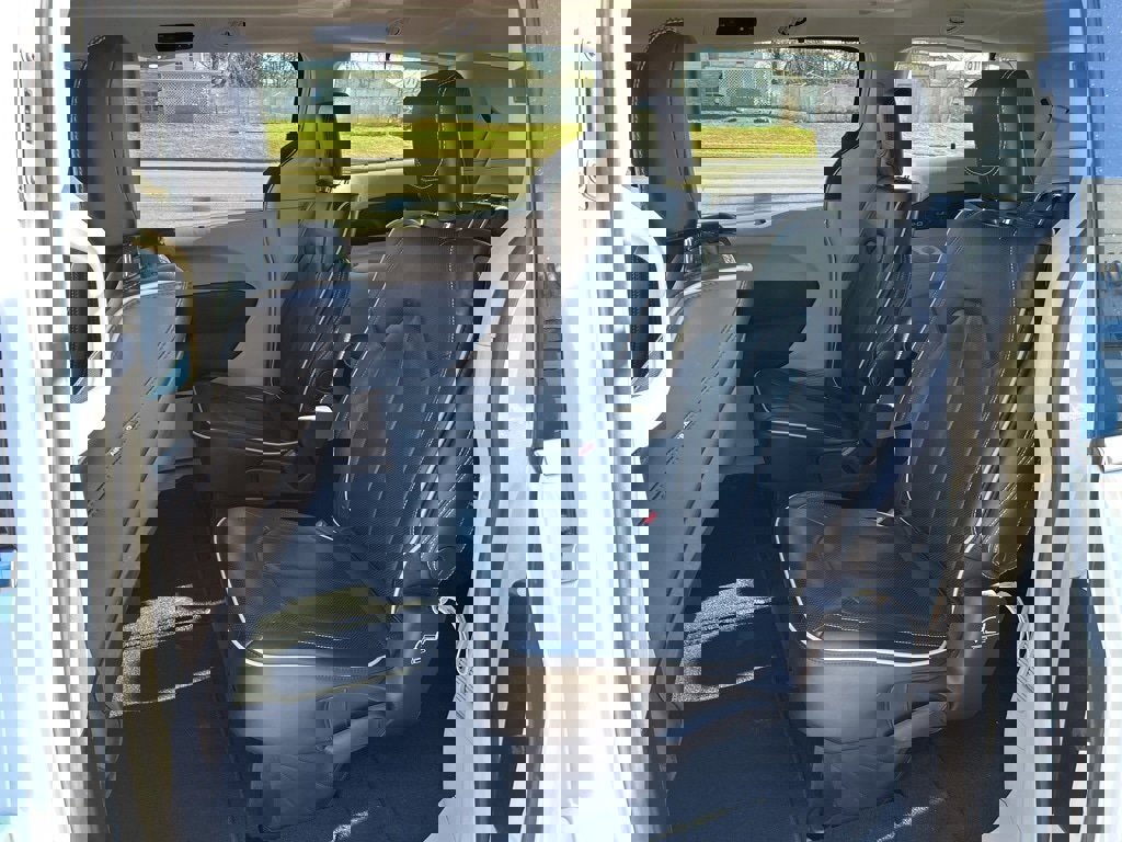 Used 2023 Chrysler Pacifica Limited w/ Uconnect Theater Family Group image 14