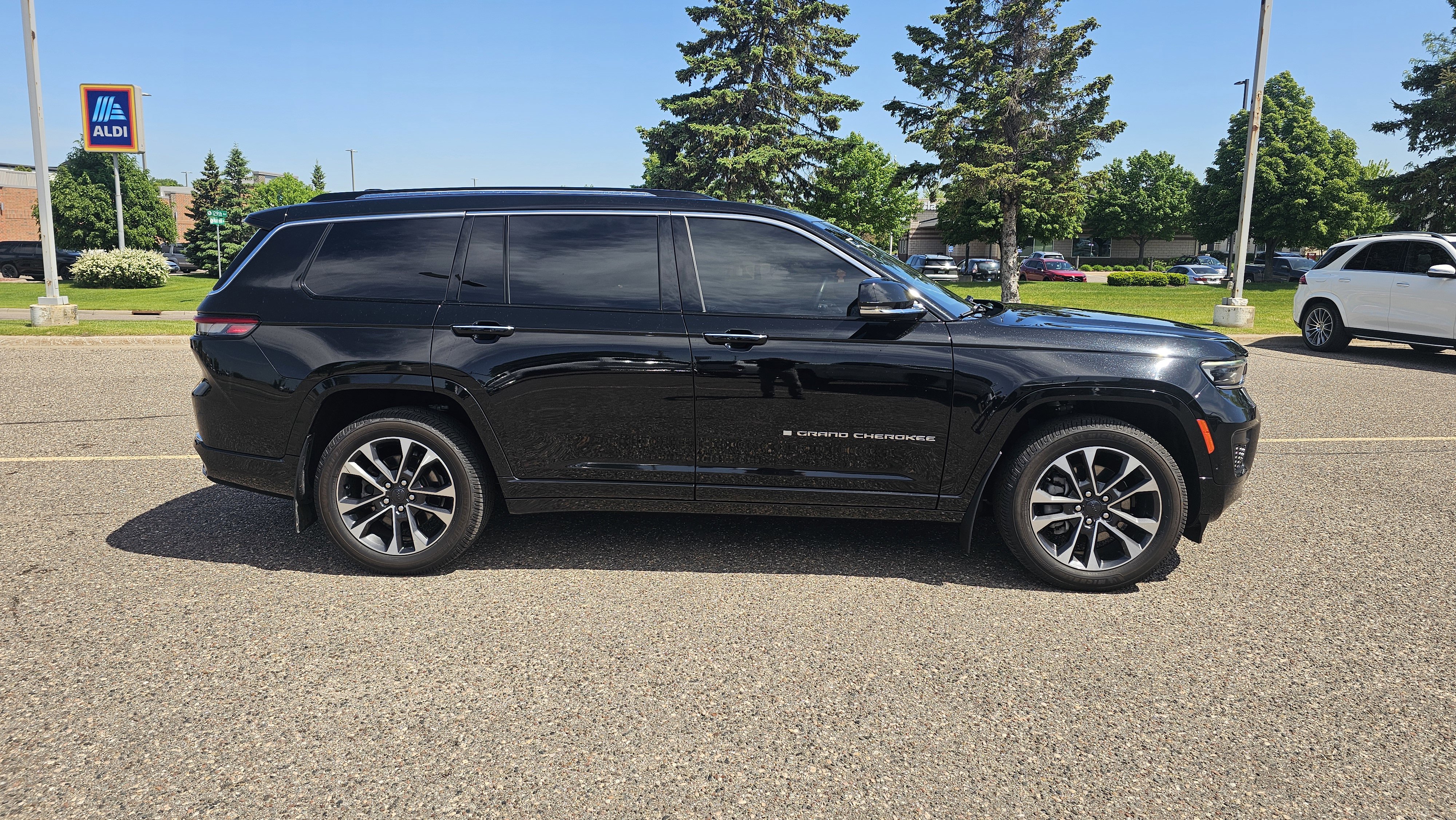 Used 2022 Jeep Grand Cherokee L Overland w/ Luxury Tech Group IV AWD/4WD image 4