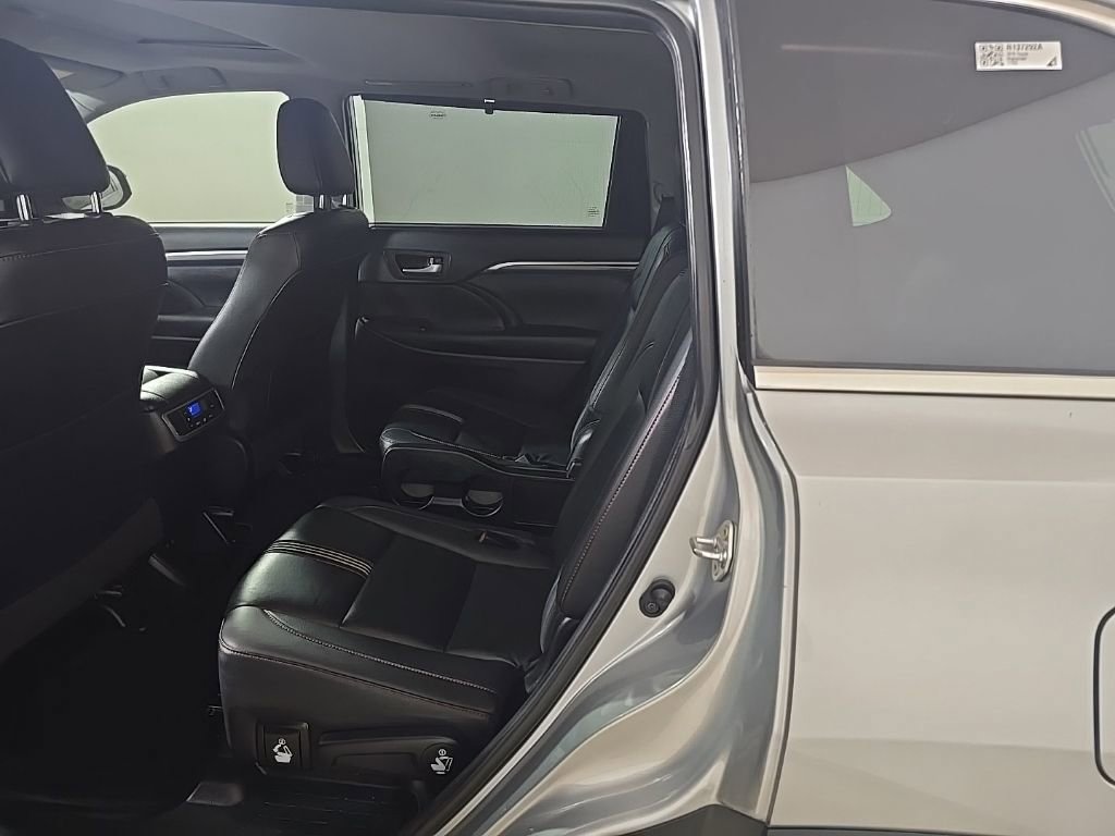 Used 2019 Toyota Highlander SE image 14