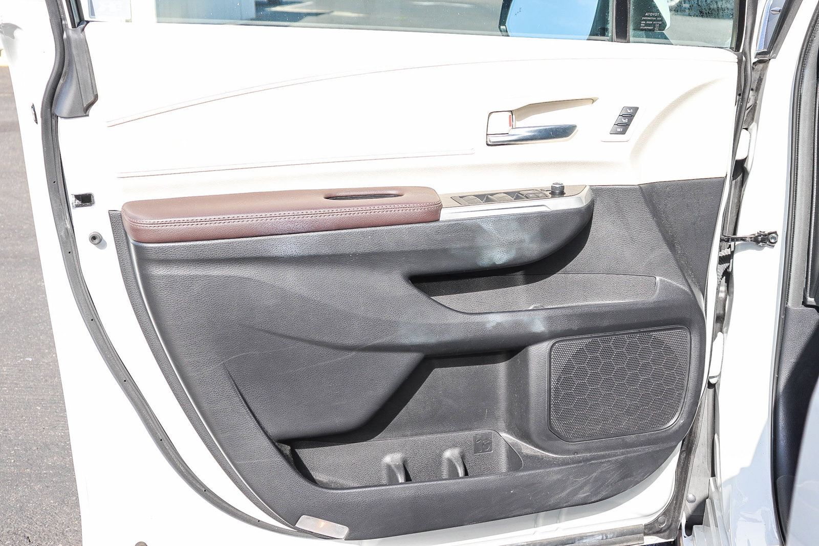 Used 2024 Toyota Sienna Platinum FWD image 19