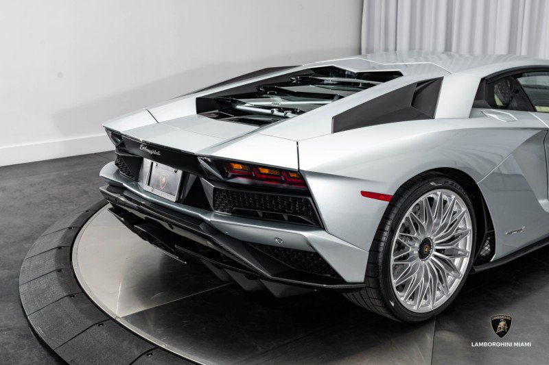 Used 2018 Lamborghini Aventador S image 40