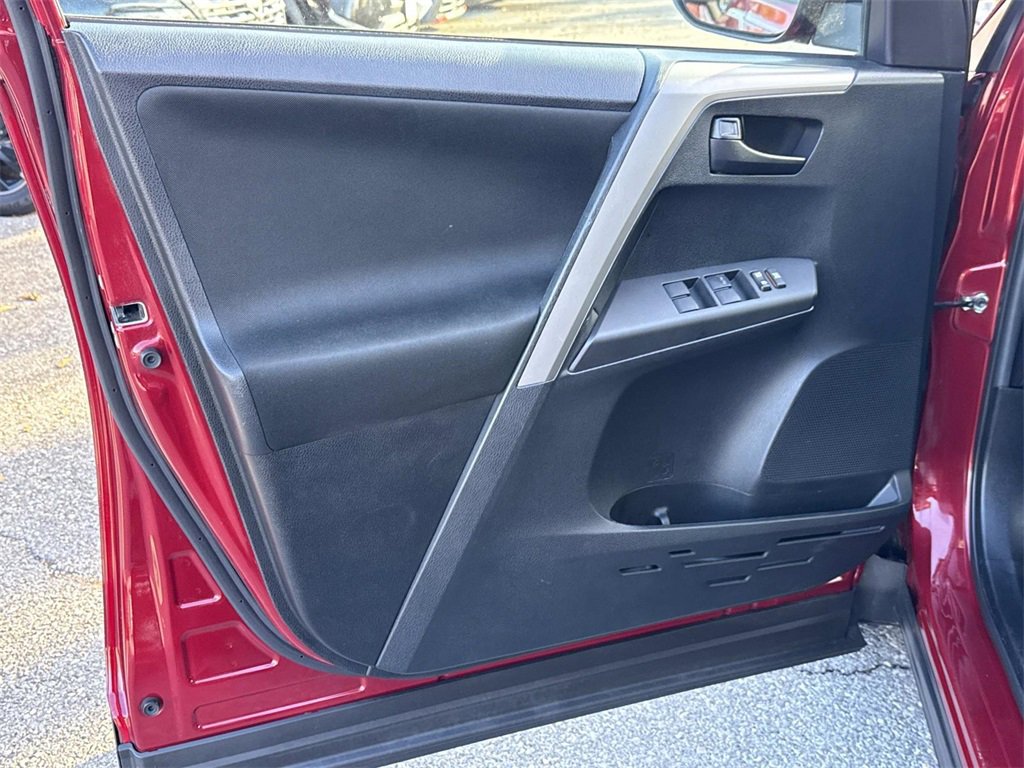 Used 2018 Toyota RAV4 LE image 15