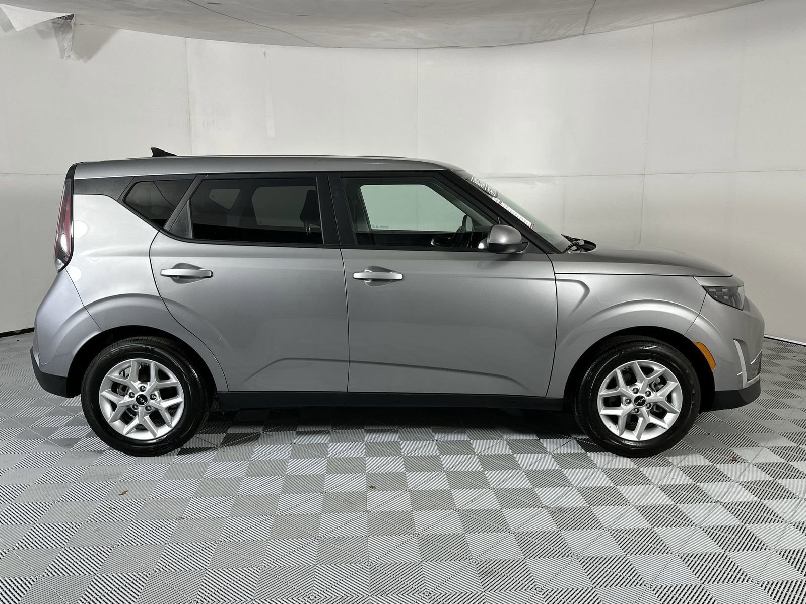 Used 2025 Kia Soul LX w/ LX Technology Package FWD image 9